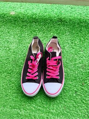 Free Choice Black Canvas Hot Pink Accent Low Top Sneakers US Youth 7.5